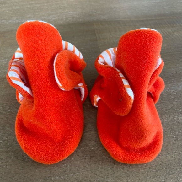 🎀  5 for $30 Infant Fleece Booties 0-6M in Orange - Picture 3 of 5